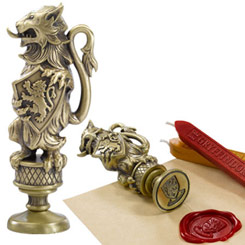 Réplica oficial del Sello con el escudo de Gryffindor realizado en fundición de metal. Ahora podrás dar un toque de distinción con este sello basado en la saga de Harry Potter.