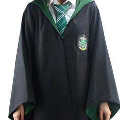 Túnica Oficial de Mago para adultos de Slytherin basado en la saga de Harry Potter. Esta divertida túnica tiene distintas tallas. Está realizado en 100% poliéster. Revive las aventuras de tus magos preferidos