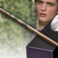Detallada y realista réplica oficial de la varita de Cédric Digory con motivo de la película Harry Potter, Las Reliquias de la Muerte (Harry Potter and the Deathly Hollow). 