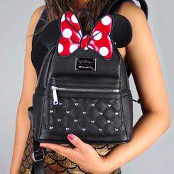 Con un diseño encantador que celebra el estilo inconfundible de Minnie Mouse, esta mini mochila es una explosión de ternura y personalidad. Con su clásico lacito y las inconfundibles orejitas