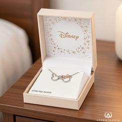 Brillo delicado y romanticismo Disney en una joya que funciona tanto para diario como para regalo especial: el colgante Mickey & Minnie Disney en plata 925 (EAN 887746766854) une las siluetas más icónicas de la marca en un diseño minimalista 