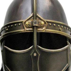 Espectacular réplica oficial del Casco de los Inmaculados basado en la exitosa serie Juego de Tronos (Game of Thrones®) de la HBO. Esta preciosa pieza de coleccionista está realizado en cuero y acero