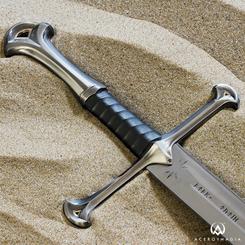 ¡Si te gusta la trilogía de "El Señor de los Anillos", entonces no puedes dejar de tener esta increíble réplica de la espada Anduril "La Llama del Oeste"! Forjada en acero 420, esta espada de 134 cm. de longitud