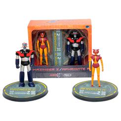 La potencia de Mazinger Z y la delicadeza de Afrodita A se fusionan en este espectacular set compuesto por dos figuras articuladas de 18 cm y 15 cm, moldeadas en PVC de alta resistencia
