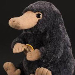 Precioso peluche de Niffler basado en la película Animales fantásticos y dónde encontrarlos (2016). Este divertido peluche tiene una altura aproximada de 20 cm.,