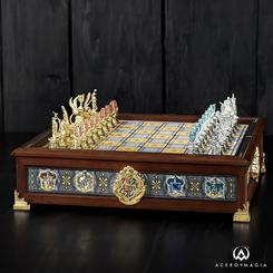 Déjate hechizar por este espectacular ajedrez inspirado en el emocionante juego del Quidditch de Harry Potter. Este magnífico conjunto consta de dos juegos de ocho piezas principales en dorado y plateado