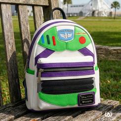 Diseñada para destacar desde el primer vistazo, esta mochila Buzz Lightyear Toy Story Disney Pixar Loungefly combina estilo, calidad y un diseño icónico que conecta directamente con el universo cinematográfico más reconocido de Pixar. 