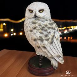 Elegancia, lealtad y magia se unen en esta preciosa figura oficial de Hedwig, la inolvidable lechuza mensajera de Harry Potter. Perteneciente a la aclamada línea Magical Creatures de Noble Collection