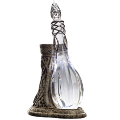 Réplica oficial de la Luz de Galadriel (Galadriel's Phial) a escala 1: 1 con unas dimensiones aproximadas de 65 x 54 x 95 mm., la botella está realizada en vidrio y la base élfica hecha de polystone