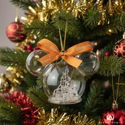 Brilla la magia en cada rincón con el Mickey Icon Disneyland Castle Ornament: un adorno de cristal Disney que encapsula el icónico castillo Disneyland dentro de una silueta de orejas inconfundible.