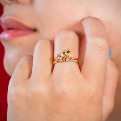 Magia de cuento en tu mano con The Pascal Ring: un anillo Enredados que celebra al leal y travieso camaleón de Rapunzel con un diseño único, metal dorado y cristales de brillo impecable. 
