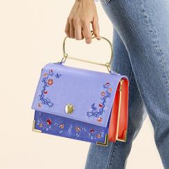 Encanto clásico con brillo de cuento. El Bolso bandolera Blancanieves de Disney Loungefly viste un lila nacarado con bordados florales y un aplique metálico de manzana que guiña a la historia original