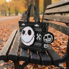 Brillo reversible y espíritu navideño en un mismo accesorio con el bolso y monedero Jack Skellington de Disney Loungefly, una tote bag de colección pensada para llevar cada día con estilo cinematográfico