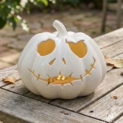 Magia oscura y luz ambiental con el encanto más icónico de Tim Burton: el decorativo cerámico Jack Skellington con luz de The Nightmare Before Christmas transforma cualquier rincón en una escena digna de Halloween Town