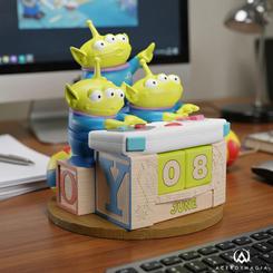 Un toque de diversión diaria y nostalgia Pixar llega con el calendario perpetuo 3D Alien Toy Story Disney Pixar, una pieza decorativa que transforma cualquier escritorio, estantería o rincón especial en un espacio con más personalidad. 