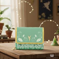 Brilla en estas fiestas con la Cartera Holiday Campanilla Peter Pan de Disney x Loungefly, una pieza de colección que combina encanto invernal y diseño premium en formato compacto de 12,7 × 10 cm