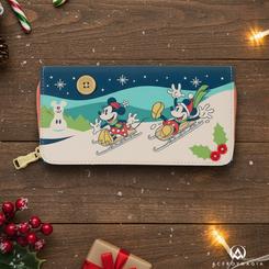 Brilla la magia navideña en tu día a día con la Cartera Mickey & Minnie Holiday Disney Loungefly, un accesorio oficial que combina encanto clásico y utilidad real. Ilustraciones de Mickey y Minnie