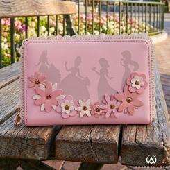 La elegancia de los grandes clásicos de Disney se transforma en un accesorio que destaca desde el primer vistazo. Esta cartera Princesas Disney Loungefly combina diseño delicado y funcionalidad en una pieza pensada para acompañar el día a día con estilo