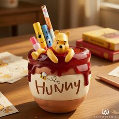 Aporta calidez, orden y un toque inconfundible de Disney a cualquier escritorio con este set de escritura Winnie the Pooh, una pieza decorativa y práctica que convierte un rincón de trabajo, estudio o lectura en un espacio mucho más especial. 