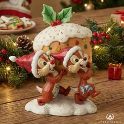 El espíritu más travieso de la Navidad se refleja en la figura Chip and Dale Stealing Fruit Cake Figurine, una pieza llena de movimiento y simpatía que aporta diversión y color a la decoración festiva.