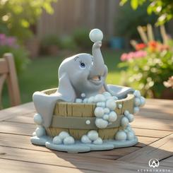 Ternura que ilumina cualquier rincón: la figura Dumbo Disney captura el momento del baño con un modelado expresivo y acabado suave que emociona a primera vista. 