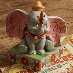 La ternura y el mensaje inspirador de Dumbo cobran forma en esta figura decorativa que transmite emoción, valentía y amistad desde el primer instante. Creada por Jim Shore