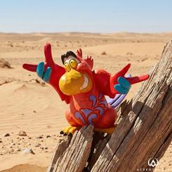 El carisma irreverente de Iago se transforma en una pieza decorativa con identidad propia gracias a esta mini figura inspirada en el inseparable compañero de Jafar. 
