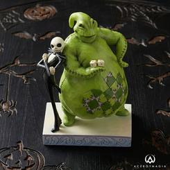 Una composición poderosa y llena de carácter se hace protagonista con esta figura Jack and Oogie Back to Back, una creación en resina del reconocido artista Jim Shore que destaca por su estilo artesanal y su inconfundible estética esculpida.