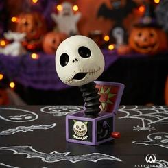 Un guiño encantador al universo de Pesadilla Antes de Navidad toma forma en esta Jack in the Box Mini Figurine, una pieza en resina diseñada por Jim Shore que, pese a su tamaño compacto, irradia personalidad y detalle artístico. 
