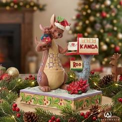 La magia de la Navidad cobra forma en esta delicada figura Roo’s Holiday Wish (Kanga & Roo Figurine), una pieza que transmite calidez, ternura y tradición desde el primer vistazo. Jim Shore plasma con maestría el vínculo familiar