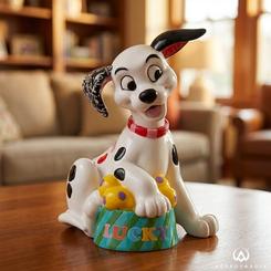 Un estallido de color y alegría transforma cualquier estantería con la figura Lucky de Romero Britto, una pieza creada en resina de alta calidad que captura la esencia artística del célebre diseñador 