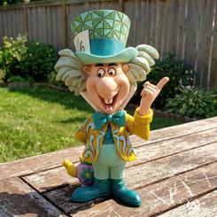 La excentricidad más icónica de Alicia en el País de las Maravillas cobra forma en esta mini figura del Sombrerero Loco, una pieza que transmite creatividad, color y un encanto inconfundible desde el primer vistazo. 