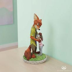 Una escena cargada de emoción se convierte en una pieza decorativa irresistible con esta figura de Nick y Judy, capturando un abrazo lleno de complicidad y ternura que transmite la esencia de su historia.