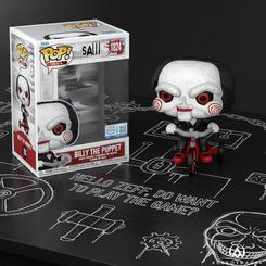 Terror icónico para tu estantería: la Figura POP Plus Saw Billy on Tricycle Exclusive de Funko captura cada detalle de Billy con sus espirales rojas, el traje negro y el mítico triciclo, fabricada en vinilo 