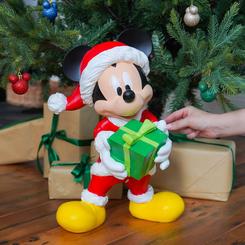 Magia navideña en tu jardín con esta decoración exterior de 49 cm: Mickey Mouse vestido de Papá Noel, con licencia oficial ©Disney, aporta color, ternura y ese brillo único de las fiestas a cualquier espacio. 