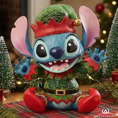 La Navidad más divertida y expresiva cobra vida en una pieza pequeña en tamaño pero enorme en carácter y encanto. Esta figura Stitch Navidad representa al carismático alienígena convertido en ayudante de Santa