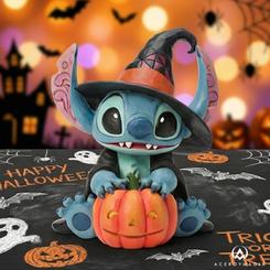 Una mezcla perfecta entre ternura y diversión cobra forma en esta figura Stitch Witch with LED Jack-o-Lantern, una pieza en resina diseñada por Jim Shore que destaca por su estilo artesanal y su encanto inconfundible. 