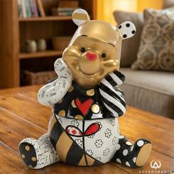 Con una presencia luminosa y un estilo inconfundible, esta figura Winnie the Pooh Midas Recolor de Romero Britto transforma cualquier estantería en un pequeño escenario artístico. 