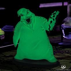 Imagina añadir un toque de magia escalofriante a tu hogar con esta fascinante figura de Oogie Boogie que brilla en la oscuridad. Con sus 10 cm de altura, 17,5 cm de ancho y 19 cm de profundidad