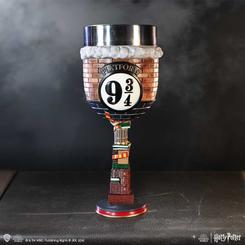 Descubre la magia de Hogwarts con el Cáliz Platform 9 3/4 de Harry Potter, una pieza única pintada a mano que te sumergirá en el extraordinario mundo del joven mago.