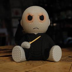 Figura de vinilo de Lord Voldermort basado en la saga de Harry Potter con licencia oficial en un bonito aspecto de bordado de punto. Tiene aproximadamente13 cm de alto y viene en una caja
