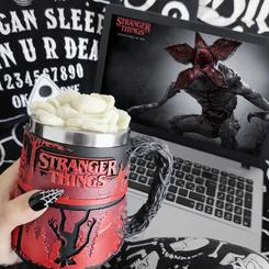 ¡Prepárate para una experiencia fuera de este mundo con la Jarra de Cerveza 3D de Poliresina de Stranger Things: Del Revés! Sumérgete en el misterioso y emocionante universo de la aclamada serie con cada sorbo que tomes.