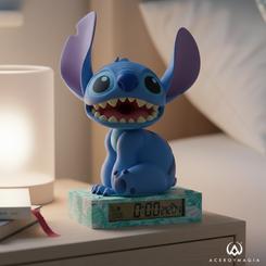 Magia azul que despierta sonrisas: la Lámpara 3D con despertador Stitch Disney ilumina con una luz suave y añade orden a la rutina gracias a su pantalla digital con hora, fecha y alarma. 