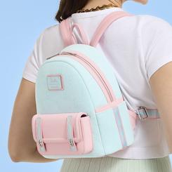 Lleva tu pasión por Barbie a todas partes con esta mochila mini bicolor de 26,6 cm de alto, 22,8 cm de ancho y 11,4 cm de fondo, confeccionada en felpa de rizo azul con iconos “B” grabados y remates en piel sintética rosa