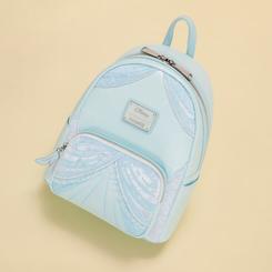 Brilla un azul hielo que parece salido del baile real: la Mochila Cenicienta Disney Loungefly de 26?cm (26,86×11,43×26,67cm) deslumbra con su acabado brillante y los adornos de piel sintética (poliuretano)