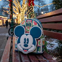 Alegría navideña con sello Disney en cada detalle. La Mochila Mickey Holiday Disney Loungefly convierte cualquier look en una escena de película: el rostro clásico de Mickey en gran formato brilla con aplicaciones