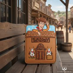 Pura nostalgia de Toy Story con sello Loungefly. La Mochila Woody 30th Anniversary Toy Story Disney Pixar Loungefly (Woody Saloon mini backpack) celebra tres décadas de aventuras con un diseño icónico