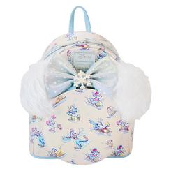 Una brisa mágica recorre los detalles del Set Mochila y Diadema Winter Wonderland Mickey and Friends Disney Loungefly de 26 cm, que combina la ternura de tus personajes favoritos 