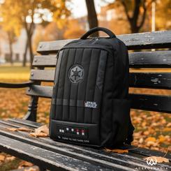 Poder galáctico para tu día a día. La Mochila Casual Star Wars luce un diseño negro con el emblema imperial y un frontal inspirado en Darth Vader que aporta carácter sin renunciar a la comodidad. 