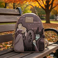La magia más oscura y elegante de Disney se materializa en esta mochila Disney Loungefly Bella Durmiente y Maléfica, una pieza que destaca por su narrativa visual y su cuidada calidad de fabricación.